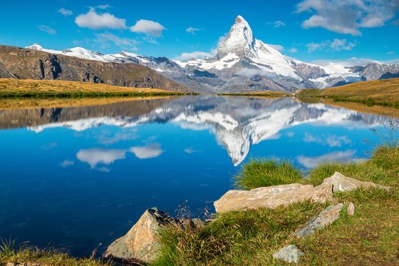 스위스엔 저마다의 매력을 가진 산이 많다. 최근 롯데관광은 스위스 명산을 두루 둘러볼 수 있는 하이킹 패키지 상품을 출시했다. 사진은 리펠제 호수에 비친 마테호른. 사진 롯데관광