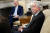 미 백악관에서 회의 중인 조 바이든(왼쪽) 대통령과 윌리엄 번스 중앙정보국(CIA) 국장. AFP= 연합뉴스