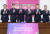 양오봉(왼쪽에서 넷째) 전북대 총장을 비롯한 관계자들이 지난해 11월 13일 전북 전주시 전북대 대학본부 대회의실에서 열린 '글로컬대학30' 사업 선정 관련 기자 간담회에서 기념 사진을 찍고 있다. 뉴스1