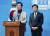 신경민 새로운미래 국민소통위원장(왼쪽)과 박원석 미래대연합 공동대표가 28일 오전 서울 여의도 국회 소통관에서 기자회견을 갖고 미래대연합과 새로운미래의 공동 창당 합의사항을 발표하고 있다. 뉴스1