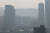 미세먼지 농도가 '나쁨'을 보인 지난 12일 오전, 서울 시내가 뿌연 먼지로 뒤덮인 모습. 연합뉴스