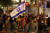 이스라엘 수도 텔아비브에서 이스라엘 국민들이 인질 석방과 전시 정부의 사임을 요구하며 시위를 벌이고 있다. AFP=연합뉴스