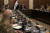 무함마드 시아 알 수단(가운데) 이라크 총리가 27일(현지시간) 이라크 수도 바그다드에서 미국과 미군 철수를 위한 첫 번째 협상을 주재하고 있다. AP=연합뉴스