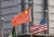 중국 상하이의 SMIC 공장 앞에 게양된 중국과 미국 국기. 연합뉴스