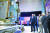윤석열 대통령이 2023년 4월 25일(현지시간) 워싱턴DC 인근의 미 항공우주국(NASA) 고다드 우주센터를 방문, 카멀라 해리스 미국 부통령과 시설물을 관람하고 있다. 연합뉴스