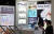 지난해 8월 서울 강남구 코엑스에서 열린 세계 제약·바이오·건강기능 산업 전시회에서 관람객들이 의약품과 건강보조식품 등을 살펴보고 있다. 뉴스1
