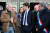 가브리엘 아탈(가운데) 프랑스 총리가 프랑스의 한 농장을 방문해 농민들과 이야기를 나누고 있다. AFP=연합뉴스