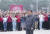 중국이 제로코로나 방역을 고수하던 2022년 4월 25일 베이징 인민대학을 방문한 시진핑 중국 국가주석이 환호하는 학생들에게 손을 들어 화답하고 있다. 신화=연합뉴스