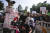 28일(현지시간) 멕시코시티 투우장인 플라사 멕시코 앞에서 동물보호단체 활동가 등 시위대가 투우 재개에 항의하는 거리 행진을 벌이고 있다. AP=연합뉴스
