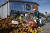 27일(현지시간) 프랑스 농민들이 한 수퍼마켓에서 카트에 과일과 야채를 채워 밖에 버리고 있다. EPA=연합뉴스