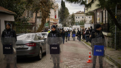 이스탄불 성당서 '탕'…복면 총격범 2명, 단 한명만 노렸다?