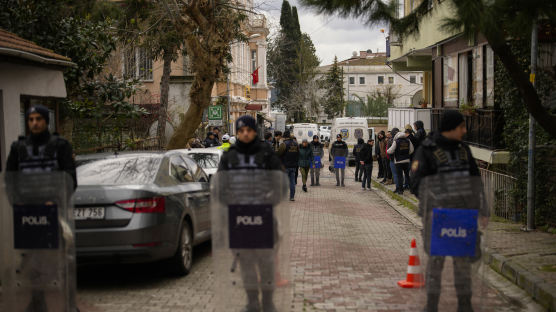 이스탄불 성당서 '탕'…복면 총격범 2명, 단 한명만 노렸다?