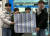 난 28일 오후 4시40분께 서울 송파구 방이지구대에 ‘전지은행권’을 가지고 찾아온 학생들. 사진 한겨레