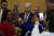조 바이든 미국 대통령이 28일(현지시간) 사우스캐롤라이나 웨스트 컬럼비아의 한 침례교회에서 열린 행사에 참석해 지지자들과 기념사진을 찍고 있다. AFP=연합뉴스