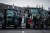  29일(현지시간) 프랑스 파리 인근 롱빌리에에서 농민들이 트랙터로 고속도로를 막고 있다. 신화=연합뉴스