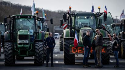 성난 프랑스 농민의 '파리 공성전'…트랙터 800대로 도로 봉쇄