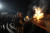 29일(현지시간) 프랑스 농민들이 고속도로 한가운데 모닥불을 피우며 시위를 벌이고 있다.AP=연합뉴스