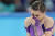 도핑 논란에도 불구하고 베이징올림픽 개인전 출전을 강행한 여자 피겨 선수 발리예바가 부진한 경기력으로 연기를 마친 뒤 눈물 짓고 있다. 연합뉴스