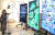 LG전자가 지난 25일(현지시간) 미국 뉴욕 구겐하임 미술관에서 열린 'Late Shift x 스테파니 딘킨스' 전시에서 인간과 인공지능(AI) 기술 사이의 소통과 공감을 담은 예술 작품을 올레드 TV로 선보였다. 사진 LG전자