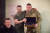 우크라이나 대통령 볼로디미르 젤렌스키(왼쪽)가 군 총사령관 발레리 잘루즈니의 생일을 맞아 권총을 선물했다. AFP=연합뉴스