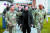 우크라이나 대통령 볼로디미르 젤렌스키(가운데)가 미 육군 유럽 및 아프리카 사령관인 대릴 윌리엄스 장군(오른쪽), 안토니오 아구토 중장(왼쪽)과 함께 걷고 있다. EPA=연합뉴스