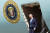 조 바이든 미국 대통령이 30일 (현지시간) 플로리다주 선거 행사에 참석하기 위해 웨스트팜 비치 국제공항에 도착해 대통령 전용기 에어포스원에서 내리고 있다. 로이터=연합뉴스