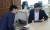 김동연 경기지사(오른쪽) 공직생활 시작부터 함께해온 명패의 의미를 박성민 정치 컨설턴트에게 설명하고 있다. 장진영 기자