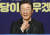 이재명 더불어민주당 대표가 31일 오전 서울 여의도 국회 사랑재에서 열린 2024 신년 기자회견에서 목을 만지고 있다. 뉴스1