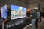 지난해 9월 IFA 2023이 열리고 있는 독일 메세 베를린 삼성전자 전시관에서 관람객들이 'Neo QLED 8K TV'를 체험하고 있다. 사진 삼성전자