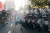 1월 31일 아르헨티나 부에노스아이레스 의회 밖에서 '옴니버스 법' 프로젝트에 반대하는 시위대가 경찰관과 충돌하고 있다. EPA=연합뉴스