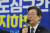 이재명 더불어민주당 대표가 1일 서울 구로구 신도림역 1호선 역사에서 철도 도심구간 지하화 공약 발표를 하고 있다. 뉴스1