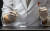 1일 오전 서울지방병무청 제1병역판정검사장에서 임상병리사가 소변을 검체로 간이 검사 키트를 활용해 마약 검사를 하고 있다. 김경록 기자