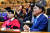 지난해 9월 당시 최정우 포스코 회장(포스텍 이사장)이 제9대 포스텍 김성근 총장 취임식장인 국제관에서 두손을 모으고 있다.[뉴스1]