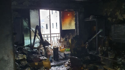아침 창원 아파트서 화재…주민 1명 중상·10명 연기 흡입