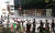 지난해 8월 서울 강남구에 국내 첫 매장을 개점한 미국 스트리트 브랜드 ‘슈프림(Supreme) 도산’ 앞에서 시민들이 매장에 입장하기 위해 대기하고 있다. [연합뉴스 ]