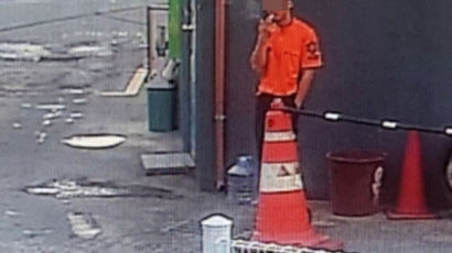 소방관이 주유소서 담배 뻑뻑…논란 부른 CCTV 속 한 장면
