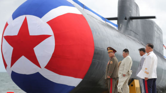 김정은, 군함 조선소 방문…"전쟁준비에 해군 강화가 중차대"