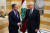 데이비드 캐머런 영국 외무장관이 나지브 미카티 레바논 총리와 1일 레바논에서 회담하고 있다. AP=연합뉴스