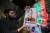 2024년 1월 30일 파키스탄의 한 상인이 임란 칸 전 총리와 그가 세운 PTI 당의 로고가 적힌 깃발을 판매하고 있다. EPA=연합뉴스