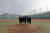 지난달 5일 덕수고 졸업식 직후, 이 학교 야구부 졸업생들이 폐교를 앞둔 행당동 교정 마운드에서 기념사진을 찍었다. [연합뉴스]