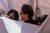임란 칸(가운데) 전 파키스탄 총리가 아내 부쉬라 비비(왼쪽)와 함께 2023년 5월 15일 파키스탄 라호르 고등법원에 출석하기 위해 길을 나선 모습. 칸 전 총리와 아내 비비는 2024년 1월 31일 징역 14년형을 선고받았다. AFP=연합뉴스