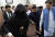부쉬라 비비(앞줄 왼쪽)와 임란 칸(앞줄 오른쪽)이 2023년 7월 17일 라호르 법원에 등장한 모습. AP=연합뉴스