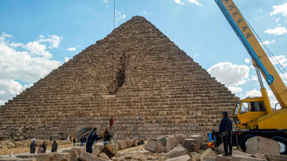 "차라리 벽지 붙여라" 조롱 쏟아졌다…피라미드 복원 굴욕