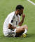 이라크의 아이만 후세인이 지난달 29일 요르단과 2023 아시아축구연맹( AFC ) 카타르 아시안컵 16강전에서 후반 골을 넣고 잔디를 먹는 세리머니를 펼치고 있다. 로이터=연합뉴스