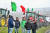 이탈리아 농부들이 지난달 30일 밀라노 근처 고속도로에 트랙터를 세우고 이탈리아 국기를 흔들며 항의 시위를 벌이고 있다. AFP=연합뉴스