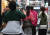 포근한 날씨를 보이는 절기상 입춘인 4일 오후 서울 명동거리에서 일부 시민들이 외투를 허리에 두른 채 걸어가고 있다. 연합뉴스