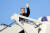 토니 블링컨 국무장관이 4일 이스라엘과 하마스 간의 전쟁 이후 다섯 번째 긴급 중동 방문의 일환으로 사우디아라비아로 가는 비행기에 탑승해 손을 흔드는 모습. AP=연합뉴스