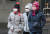 지난달 26일 오후 서울 명동거리에서 관광객들이 방한 모자를 한 차림으로 걸어가고 있다.뉴스1