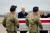 조 바이든 대통령(왼쪽 셋째)과 영부인 질 바이든 여사(오른쪽 끝)가 육군 수송팀이 미 육군 병장의 유해가 담긴 관을 옮기고 있는 모습을 지켜보고 있다. AP=연합뉴스