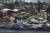 4일(현지시간) 칠레 비냐델마르 킬푸에의 도로에 산불에 타버린 자동차 잔해들로 가득하다. AFP=연합뉴스